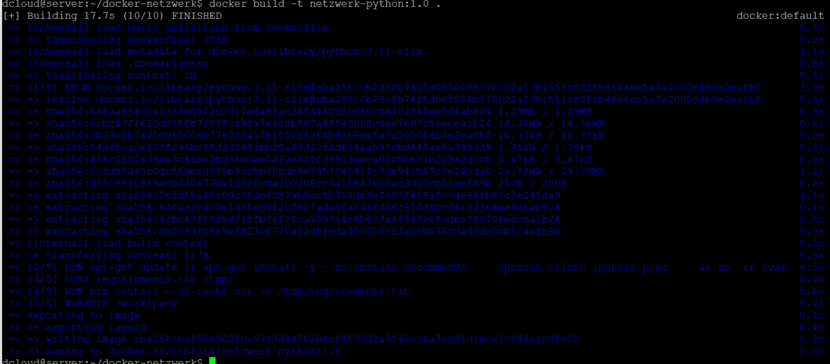 Terminal zeigt docker build Ausgabe mit Layer-Build-Prozess